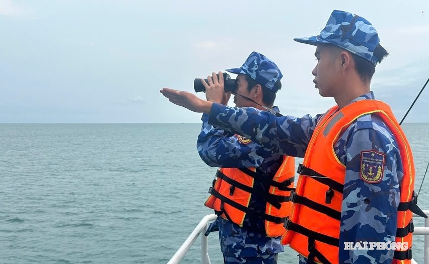 Cán bộ, chiến sĩ làm nhiệm vụ trực trên biển thường xuyên quan sát, nắm tình hình