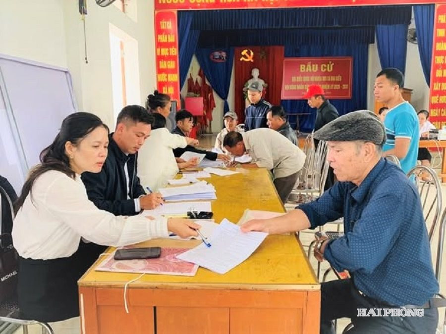 Ban quản lý dự án đầu tư xây dựng xã Vĩnh Thịnh phối hợp với các đơn vị tổ chức chi trả kinh phí bồi thường, hỗ trợ giải phóng mặt bằng tới người dân địa phương.