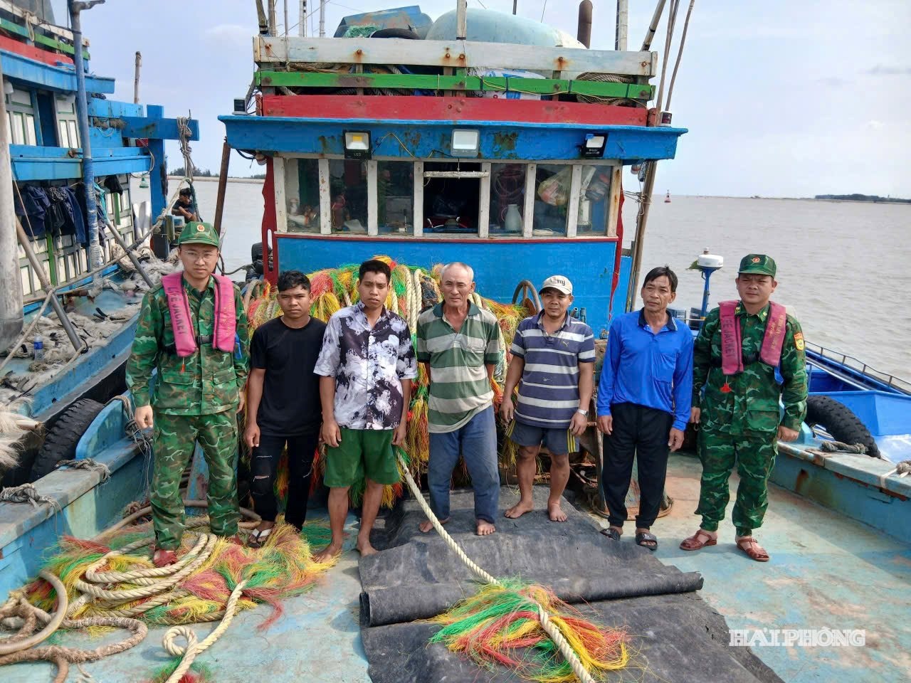 Lực lượng chức năng phát hiện, kiểm tra tàu vi phạm