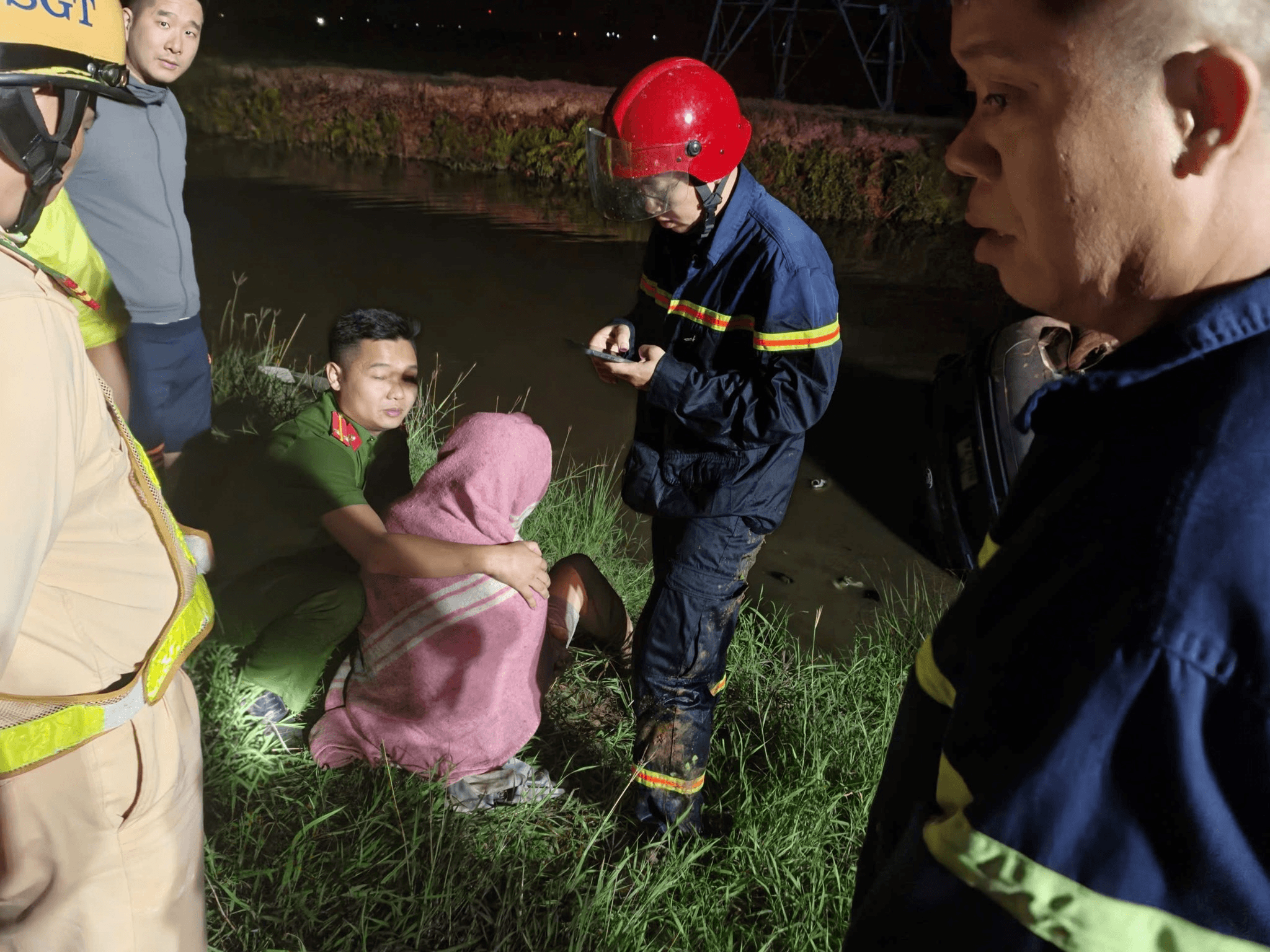 cuu-nan-vu-o-to-duoi-muong-nuoc.png