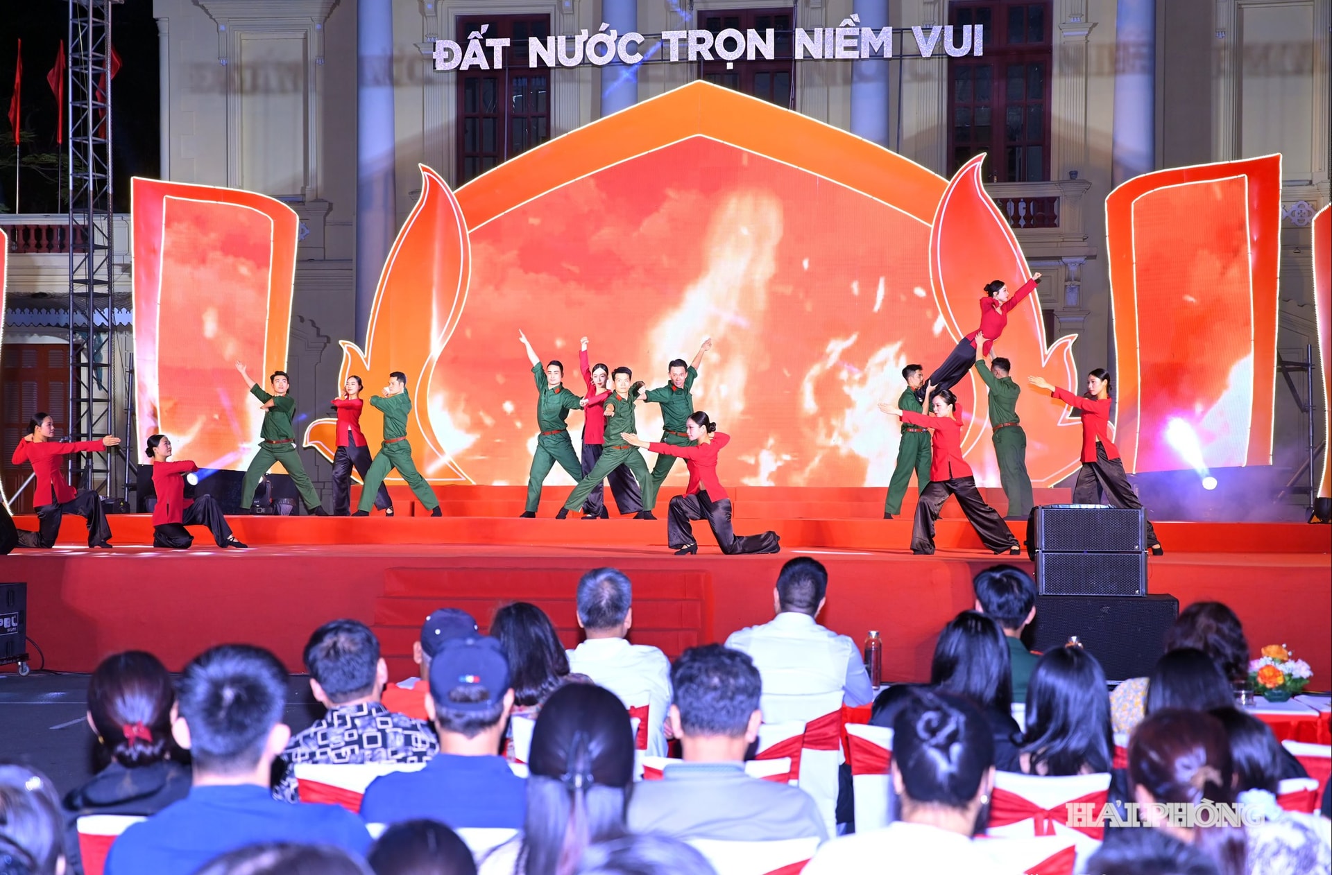 Hình tượng người chiến sĩ trên sân khấu chương trình nghệ thuật: Đất nước trọn niềm vui