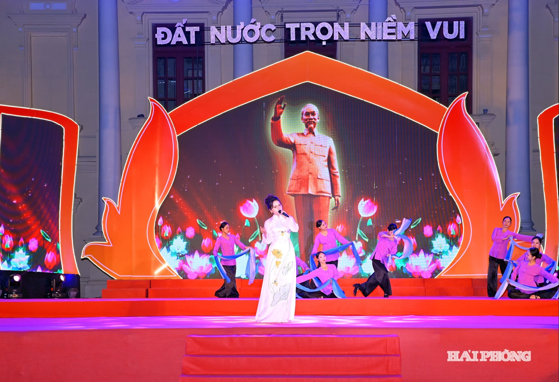 Hình tượng Bác Hồ được tái hiện trên sân khấu chương trình nghệ thuật: Đất nước trọn niềm vui