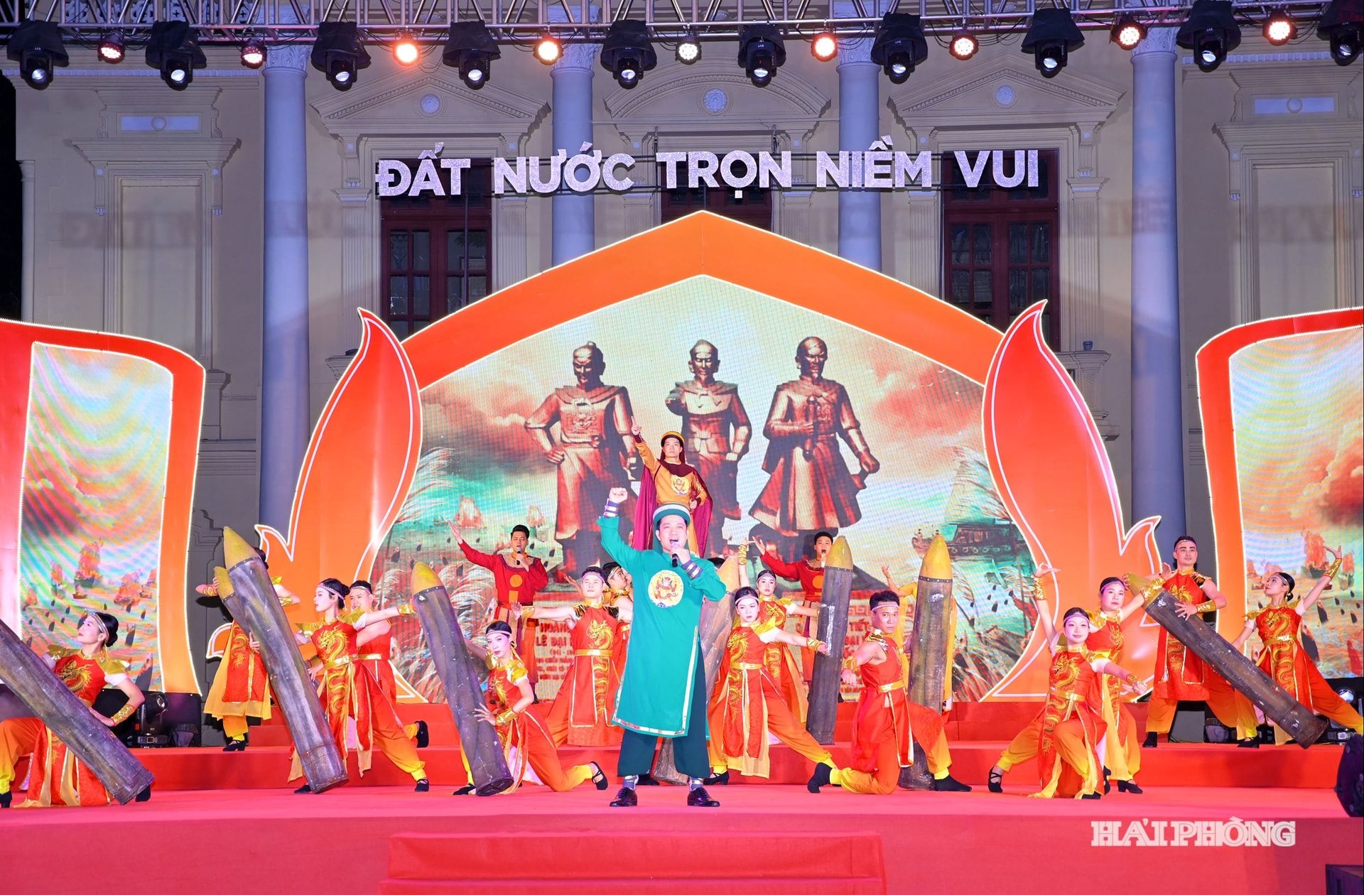 Tiết mục mở đầu chương trình với hình tượng trận chiến trên sông Bạch Đằng lịch sử