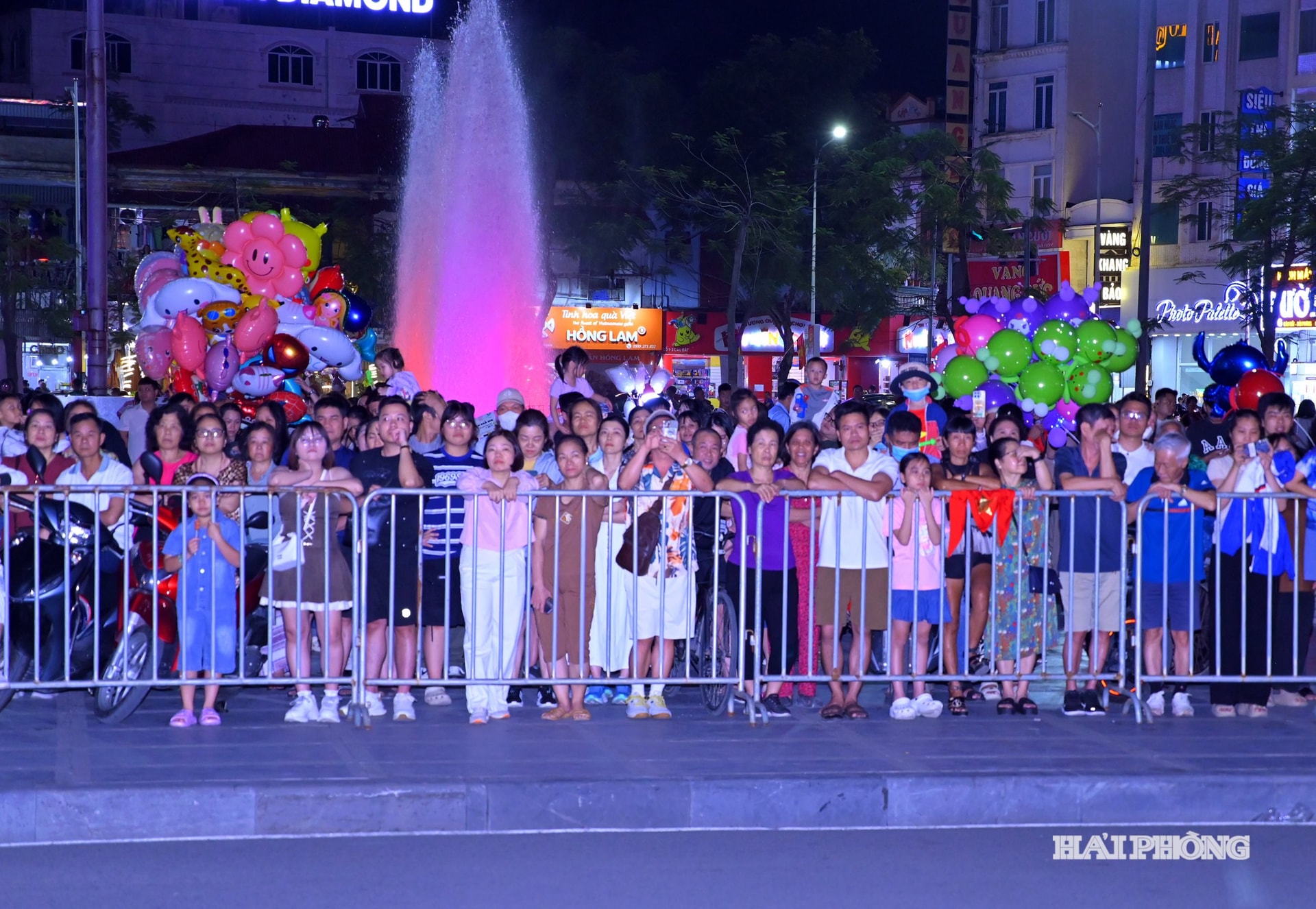 Đông đảo khán giả theo dõi các tiết mục đặc sắc tại chương trình nghệ thuật: Đất nước trọn niềm vui