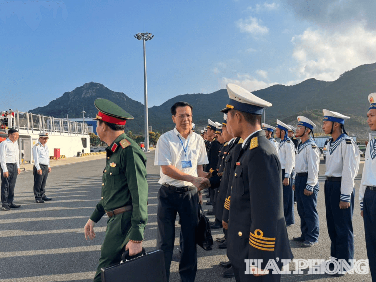 dong-chi-bui-duc-quang-pho-chu-tich-hdnd-thanh-pho-cung-lanh-dao-doan-cong-tac-thuc-hien-cac-nghi-thuc-truoc-khi-tau-roi-quan-cang-cam-ranh(1).jpg