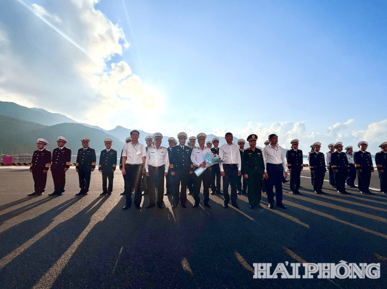 lanh-dao-doan-cong-tac-thuc-hien-nghi-thuc-truoc-khi-tau-roi-quan-cang-cam-ranh.jpg