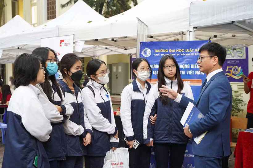 Thí sinh tìm hiểu thông tin về Trường Đại học Luật Hà Nội. (Ảnh: NTCC)