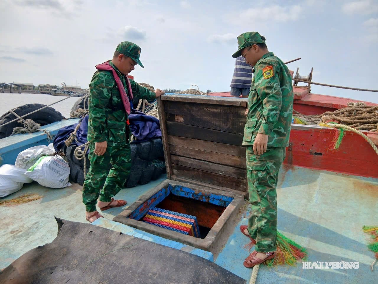 Lực lượng chức năng kiểm tra hàng hóa trên tàu