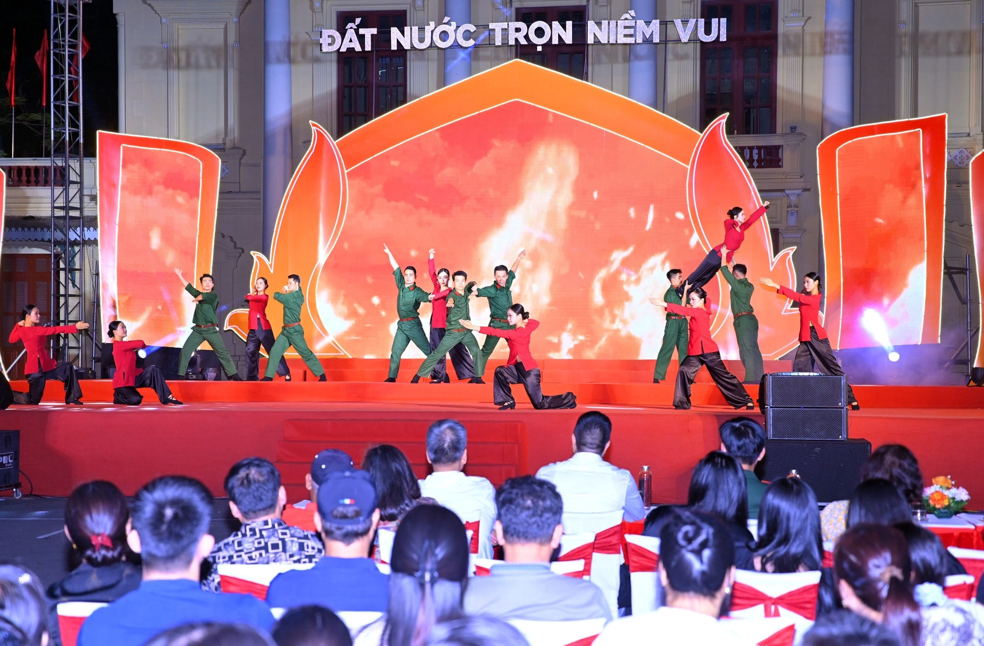 dat-nuoc-tron-niem-vui.jpg