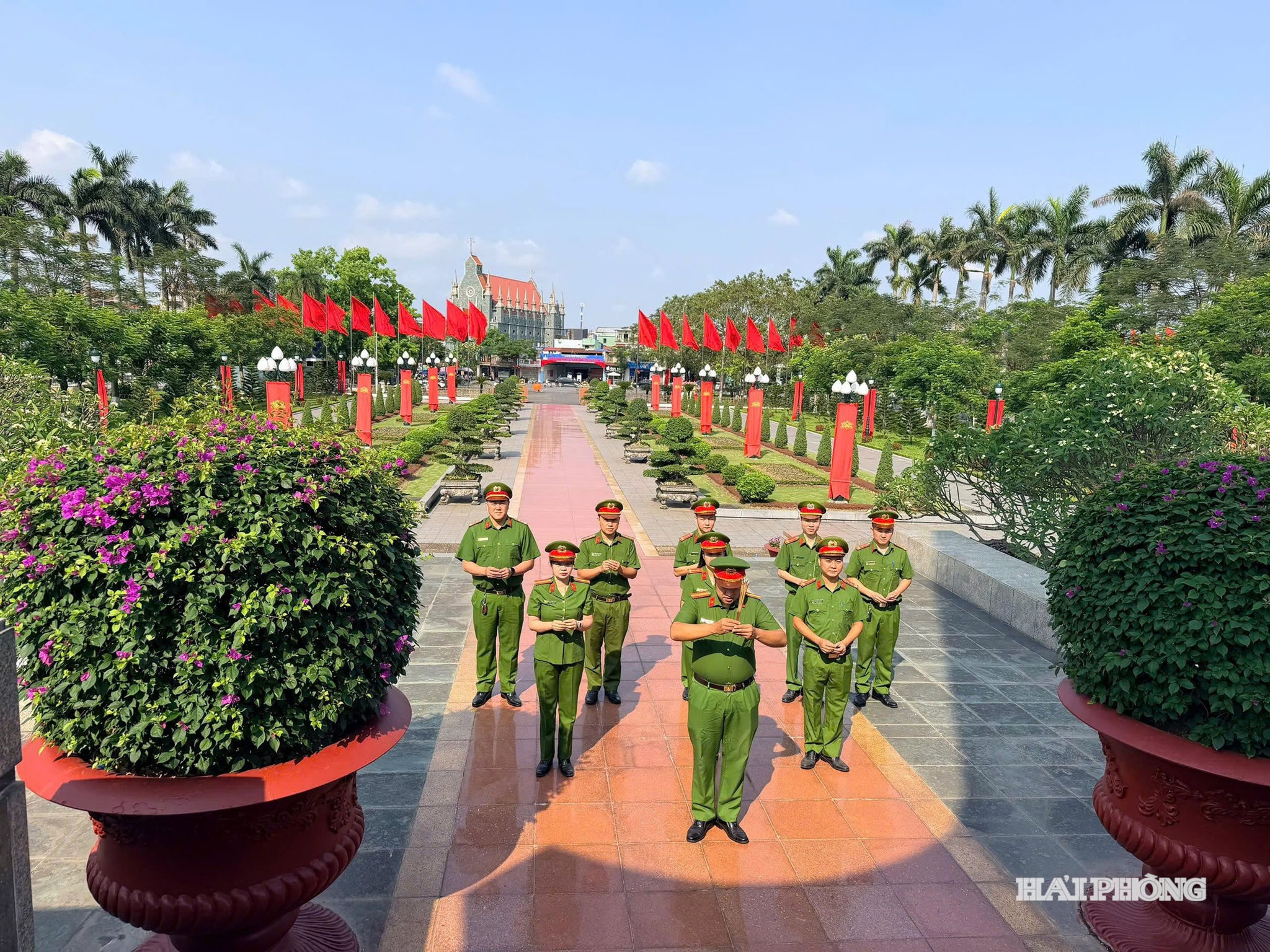 Đơn vị tổ chức dâng hương, dâng hoa tại Đài tưởng niệm Anh hùng liệt sĩ thành phố