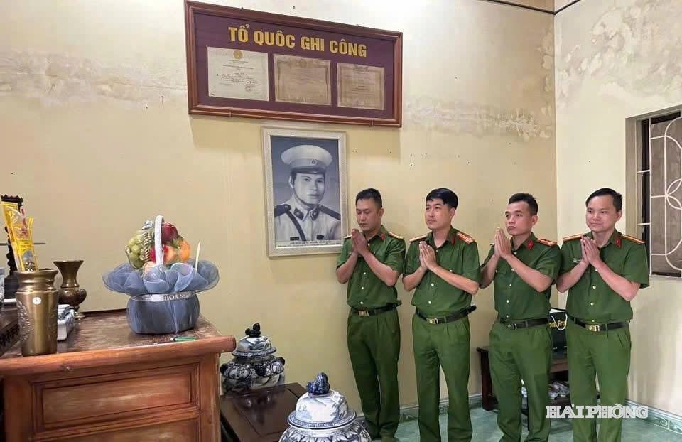 Cán bộ, chiến sĩ đơn vị thắp hương tưởng nhớ Anh hùng Lực lượng vũ trang nhân dân, Liệt sĩ Công an nhân dân Nguyễn Hồng Quân