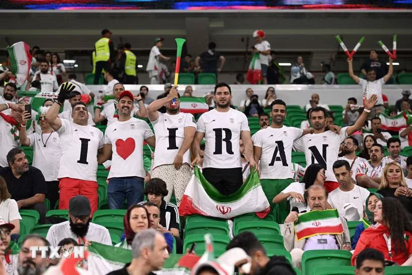 Cổ động viên Iran cổ vũ đội nhà. (Ảnh: AFP/ TTXVN)