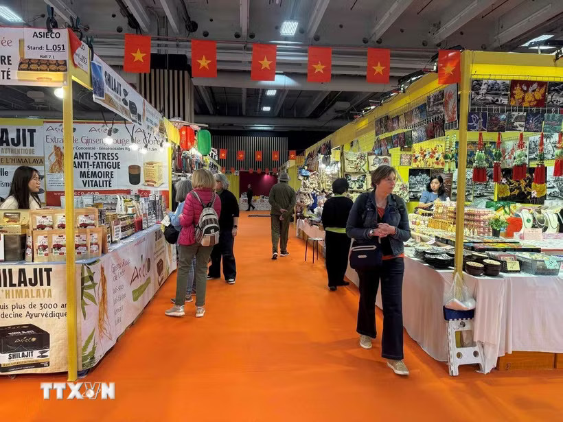 Khu trưng bày của các doanh nghiệp Việt Nam tại khu vực “World in Paris” nổi bật với hình cờ đỏ sao vàng. (Ảnh: Hữu Chiến/TTXVN)