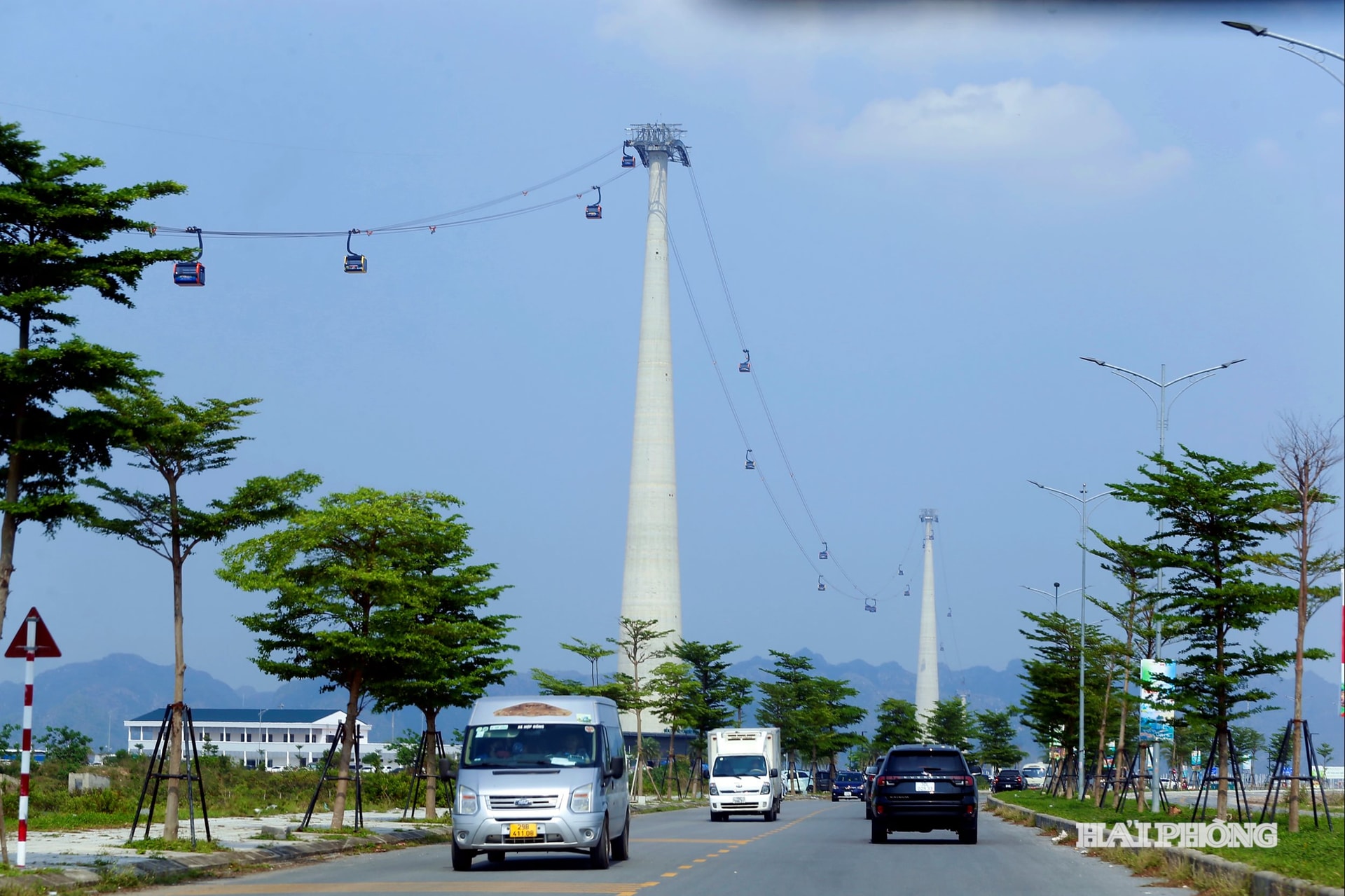 Heavy traffic was seen heading to the Cat Ba tourist area during the holiday.