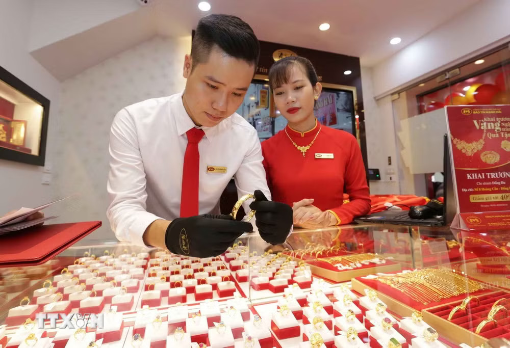 Vàng trang sức bày bán tại Công ty vàng Bảo Tín Mạnh Hải. (Ảnh: Trần Việt/TTXVN) ttxvn-gia-vang-nhan-tien-sat-gia-vang-mieng-sjc.jpg