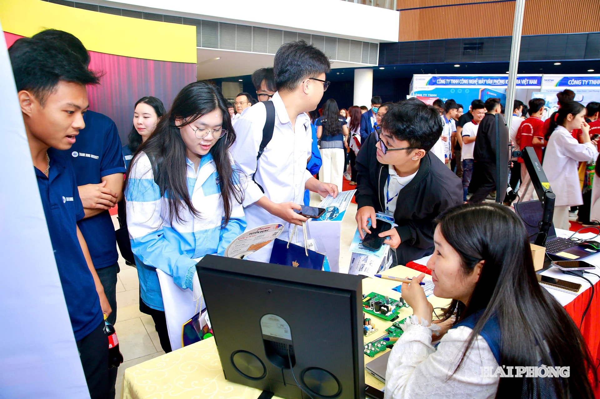 Sinh viên các trường đại học, cao đẳng và cơ sở giáo dục nghề nghiệp trên địa bàn thành phố tìm hiểu cơ hội việc làm tại ngày hội thu hút nguồn nhân lực cho doanh nghiệp trong các khu công nghiệp, khu kinh tế. Ảnh: MINH CHÂM