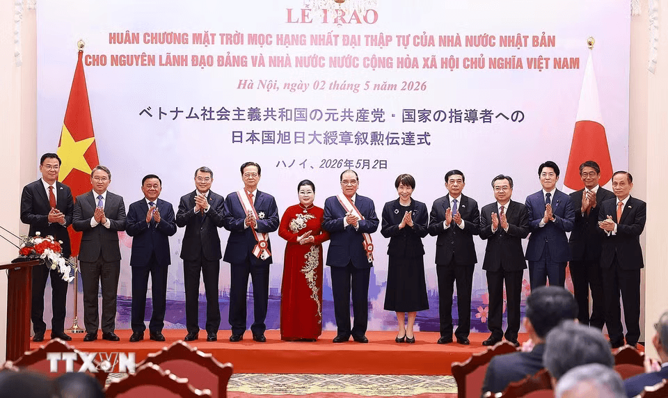 trao-huan-chuong-mat-troi-moc.png