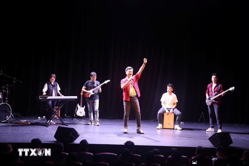 Các bạn sinh viên Việt Nam biểu diễn tại chương trình nghệ thuật VNYA Concert 2026. (Ảnh: Việt Dũng/TTXVN)