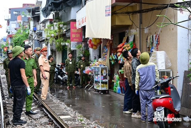Cán bộ, chiến sĩ Phòng Cảnh sát giao thông, Công an phường Lê Chân, An Biên và lực lượng tham gia bảo vệ an ninh trật tự ở cơ sở phối hợp bảo đảm trật tự an toàn giao thông tại khu vực đường tàu.