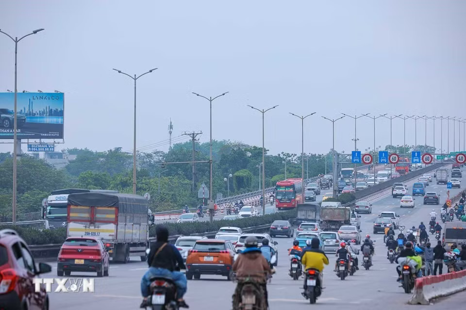 Lưu lượng phương tiện đi vào trung tâm Hà Nội từ hướng cầu Thanh Trì tăng nhanh so với những ngày nghỉ lễ. (Ảnh: Hoàng Hiếu/TTXVN)