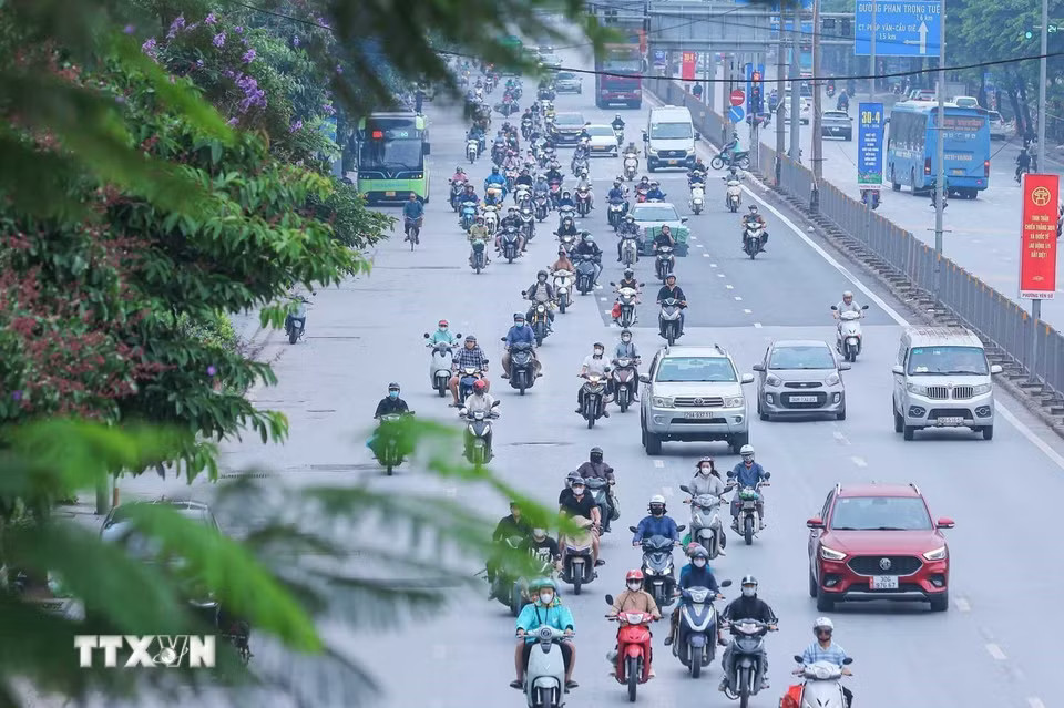 Trên các trục đường chính, mật độ giao thông gia tăng đáng kể (ảnh chụp tại đường Ngọc Hồi lúc 7h25'). (Ảnh: Hoàng Hiếu/TTXVN)