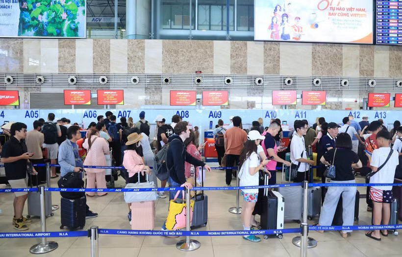 Người dân và du khách làm thủ tục tại nhà ga nội địa T1 sân bay quốc tế Nội Bài trong ngày cuối cùng của kỳ nghỉ lễ 30/4-1/5. (Ảnh: Quốc KhánhTTXVN)
