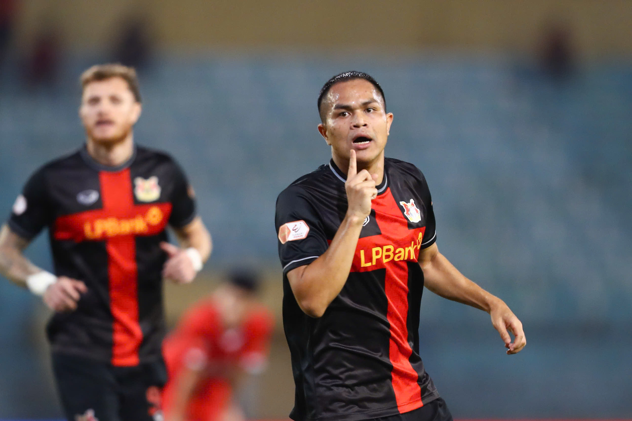 Thể Công Viettel và Ninh Bình cầm chân nhau trong cuộc đua tranh top 2 V-League - Ảnh 2. Thể Công Viettel và Ninh Bình cầm chân nhau trong cuộc đua tranh top 2 V-League - Ảnh 2.