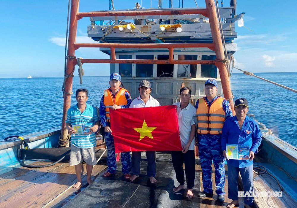 Các tàu trực làm nhiệm vụ thực thi pháp luật trên biển của Bộ Tư lệnh Vùng Cảnh sát biển 1 tuyên truyền pháp luật, tặng cờ Tổ quốc cho ngư dân