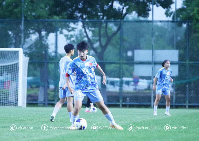 U17 nữ Việt Nam nỗ lực tập luyện trước trận gặp U17 nữ Trung Quốc. (Nguồn: VFF)
