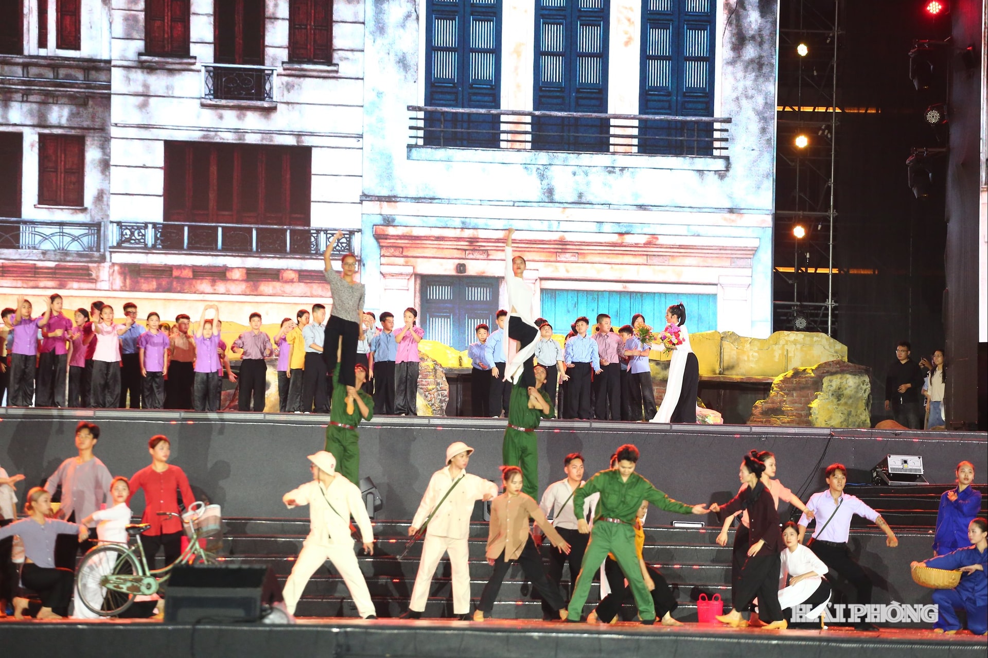 LHhoaphuong1.jpg