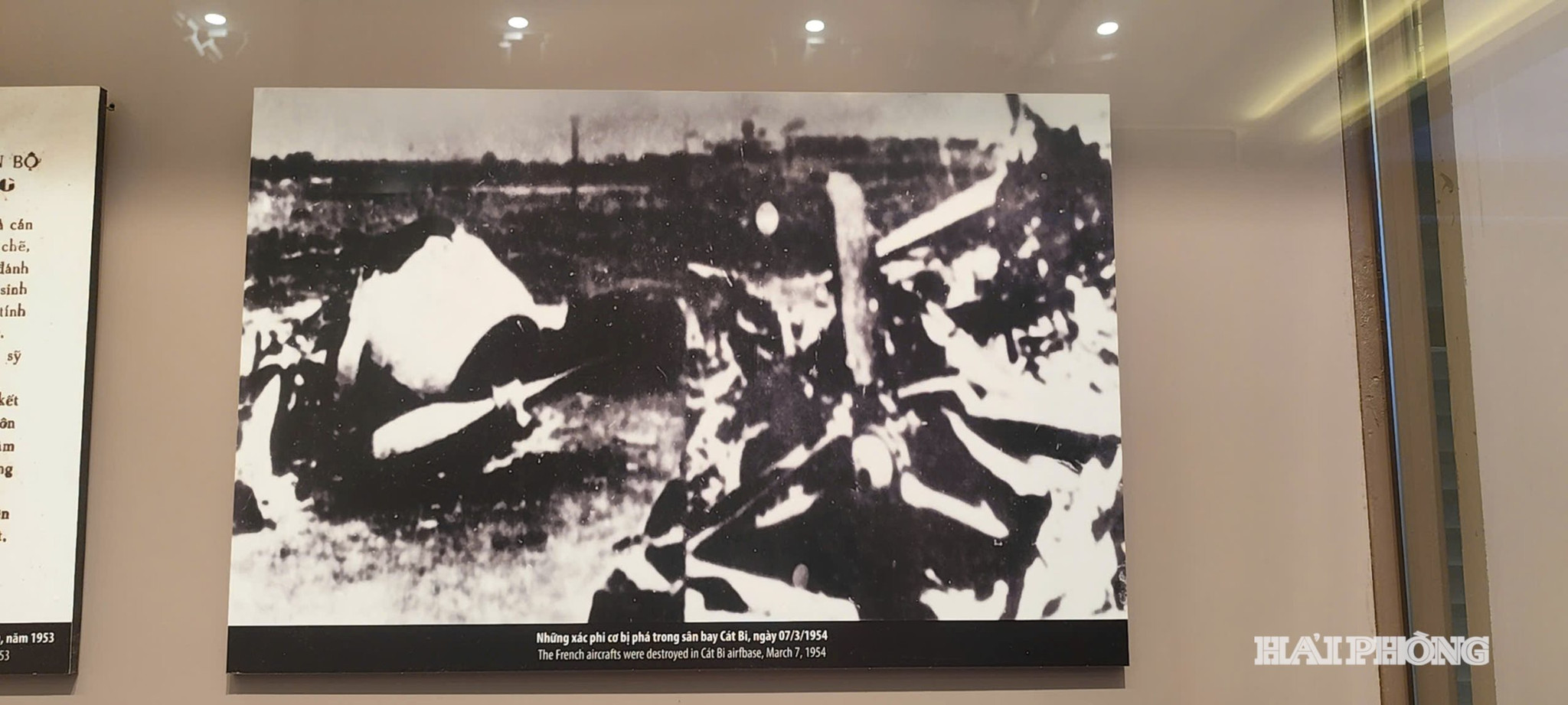 Hình ảnh những xác phi cơ bị phá hủy trong trận đánh sân bay Cát Bi ngày 7.3.1954