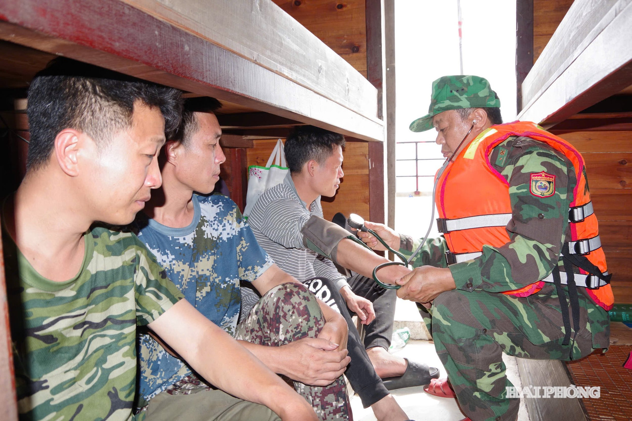 Chăm sóc sức khỏe cho ngư dân trên tàu gặp nạn