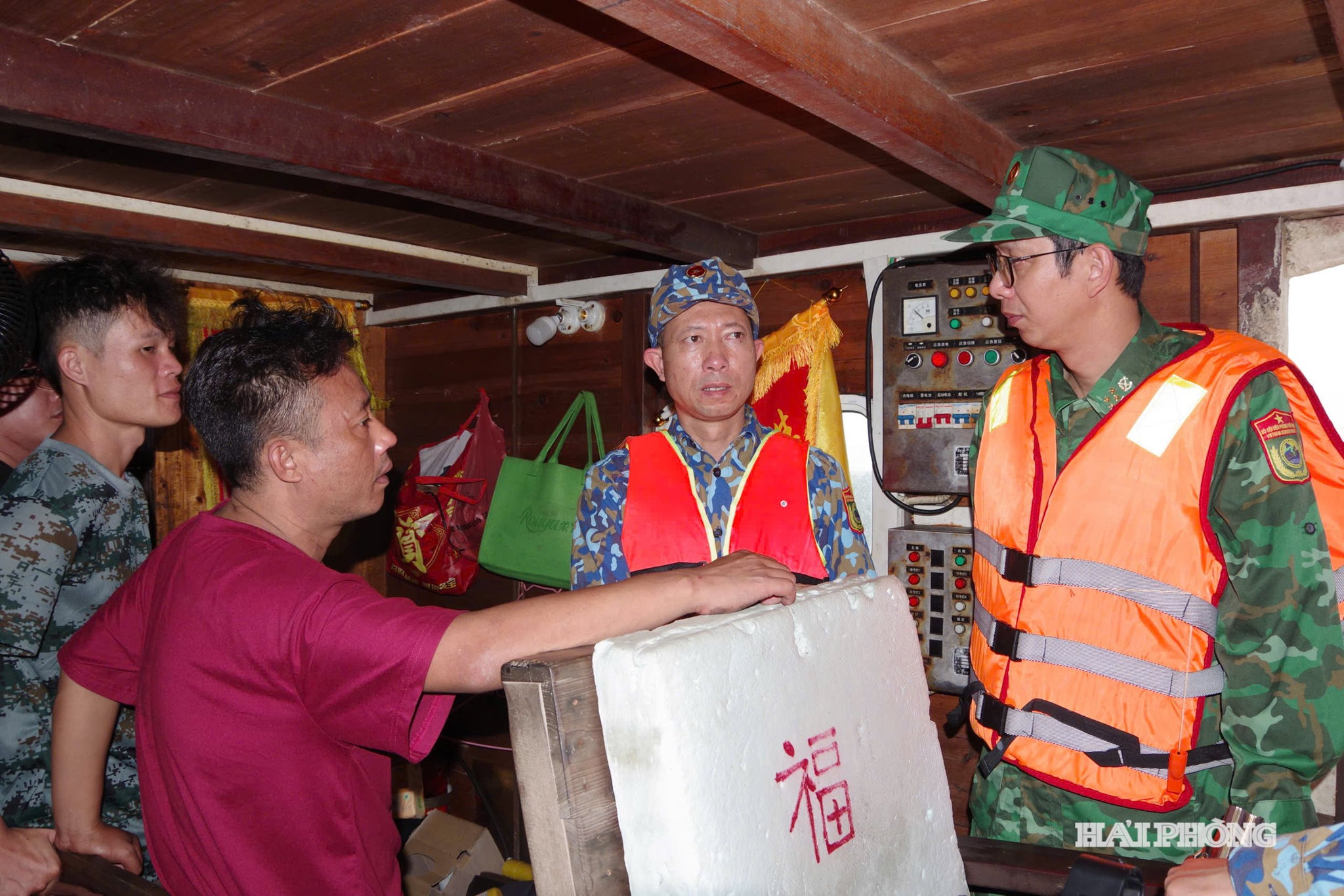 Đại diện lãnh đạo Ban Chỉ huy Bộ đội Biên phòng thành phố Hải Phòng trực tiếp có mặt để chỉ huy công tác cứu nạn và động viên, thăm hỏi các ngư dân