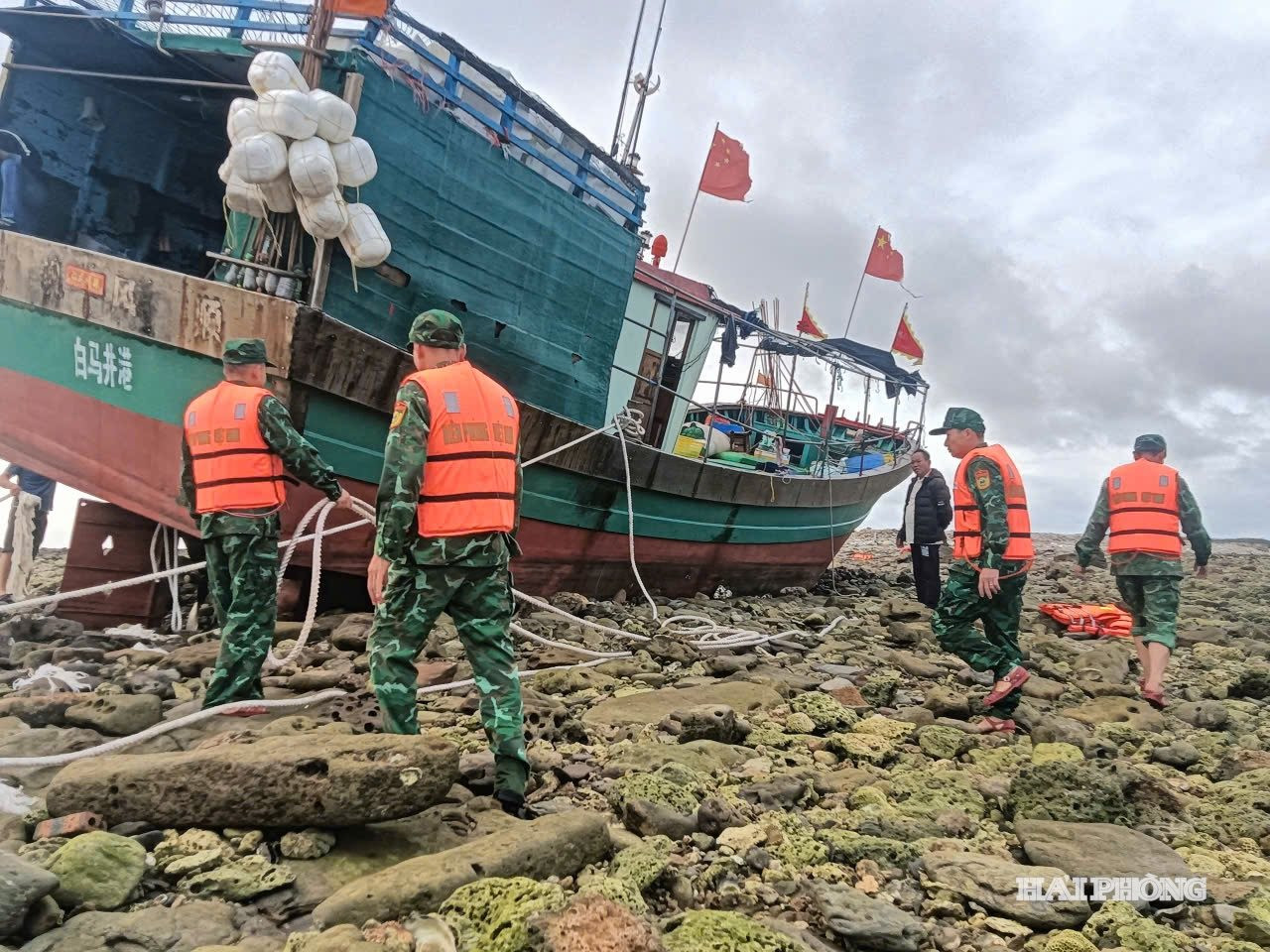 Phương tiện bị dạt vào bờ đá ngầm