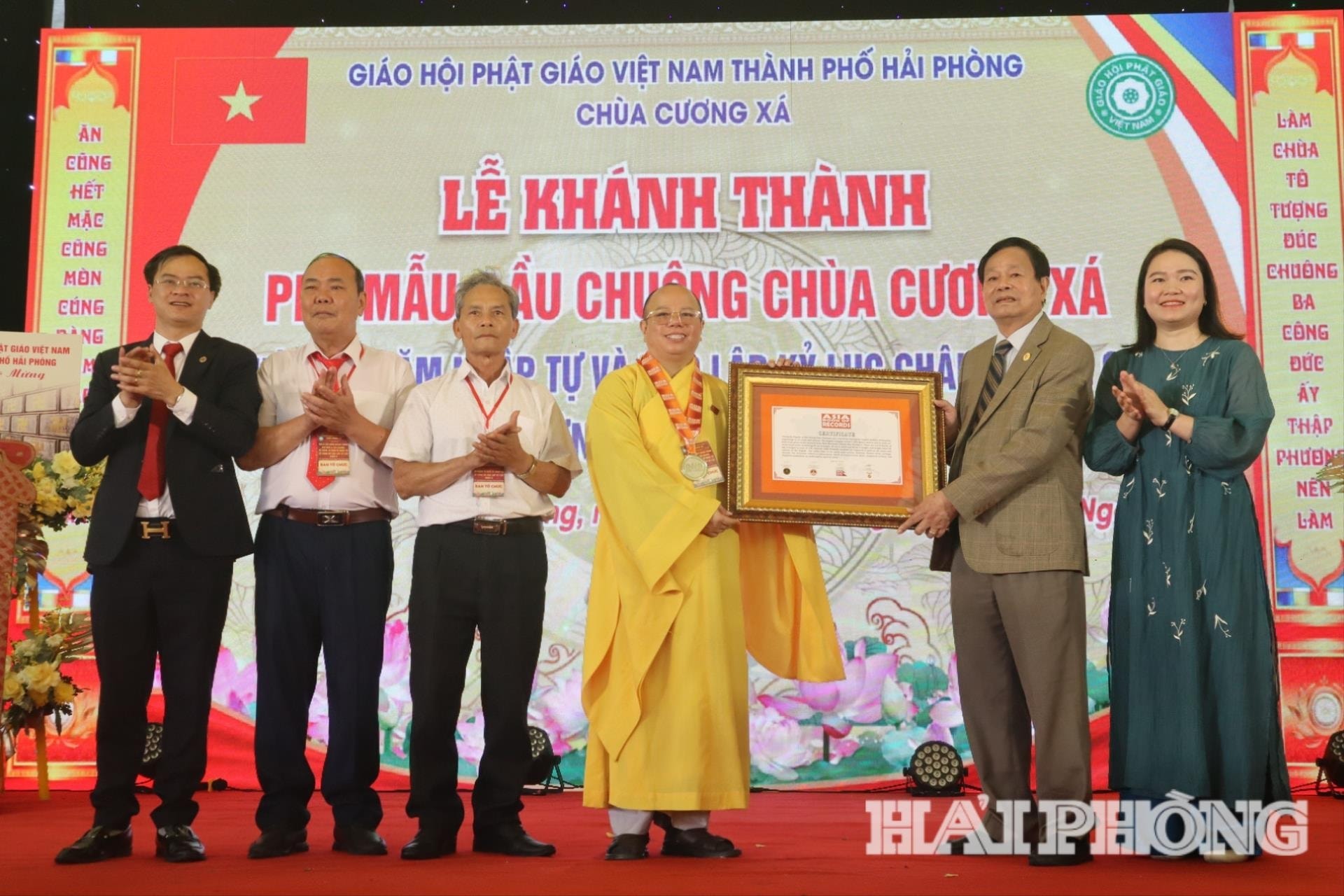 trao-nhan-1-(1).jpg