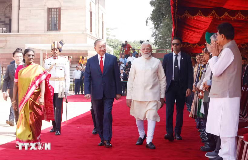 Tổng thống Droupadi Murmu và Thủ tướng Narendra Modi đồng chủ trì Lễ đón trọng thể Tổng Bí thư, Chủ tịch nước Tô Lâm thăm cấp Nhà nước tới Cộng hòa Ấn Độ. (Ảnh: Thống Nhất/TTXVN)