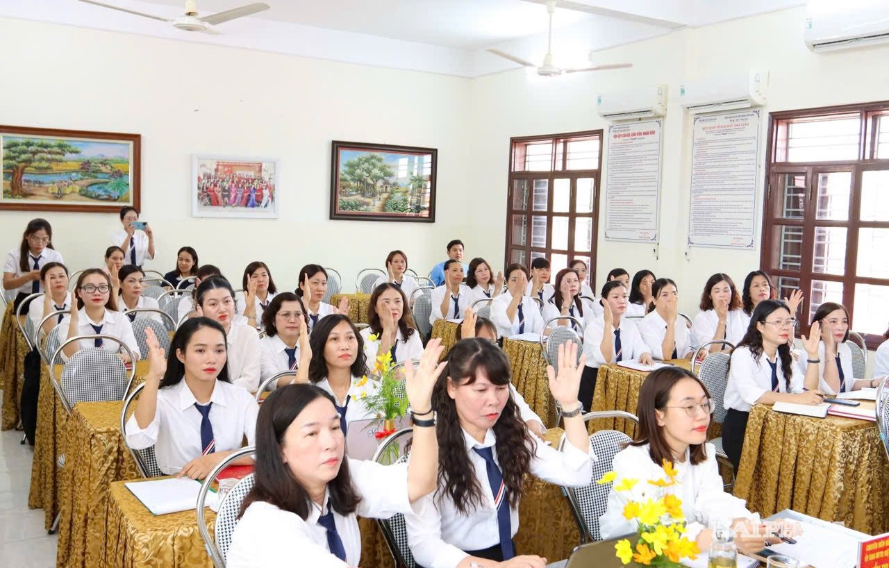 Các đảng viên biểu quyết tại buổi sinh hoạt chi bộ chuyên đề