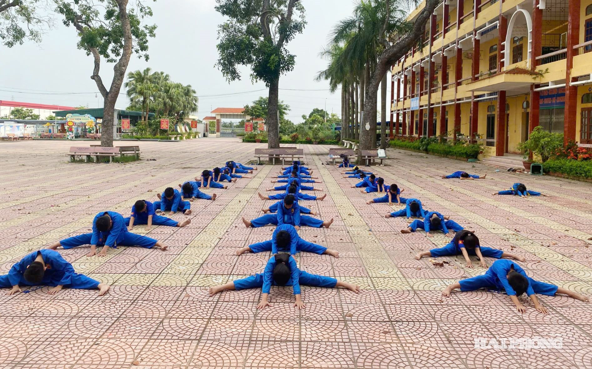Võ cổ truyền chưa được nhiều trường đưa vào giảng dạy. Trong ảnh: Lớp truyền dạy môn Tây Sơn Ngọc Điệp ở Trường THCS Nguyễn Trãi (xã Nam Sách).