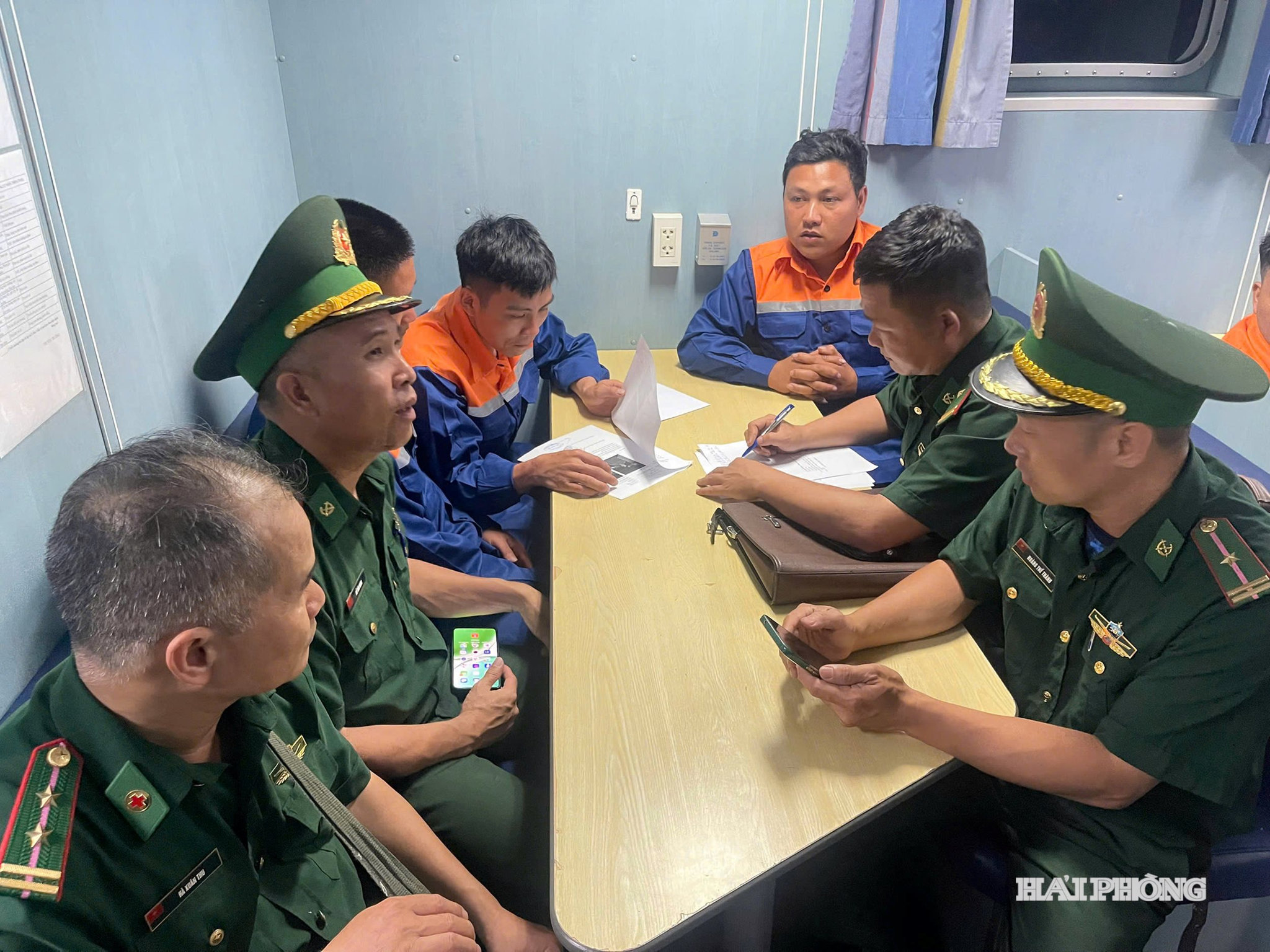 Cán bộ Ban Chỉ huy BPCK cảng Hải Phòng làm thủ tục tiếp nhận thuyền viên bị nạn