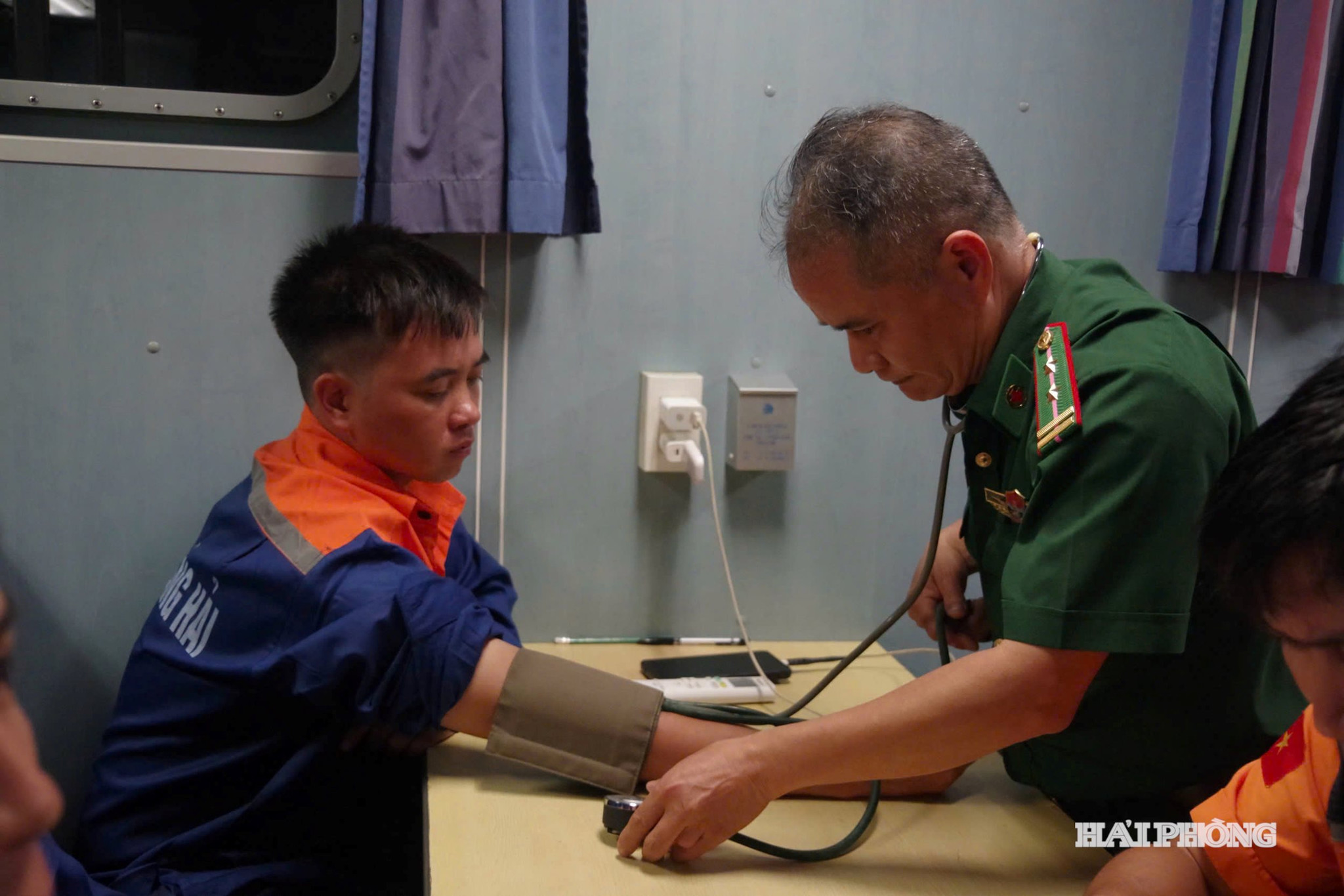 Quân y Biên phòng thăm khám sức khỏe cho thuyền viên bị nạn
