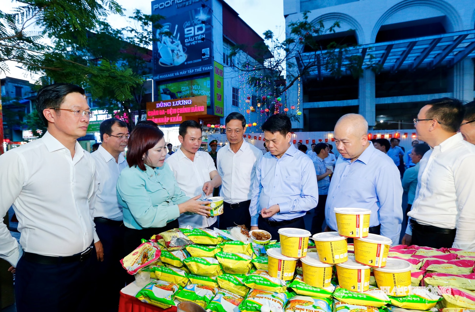 Các đồng chí lãnh đạo thành phố thăm quan các gian trưng bày, trình diễn nghệ thuật, ẩm thực trên dải vườn hoa trung tâm thành phố.