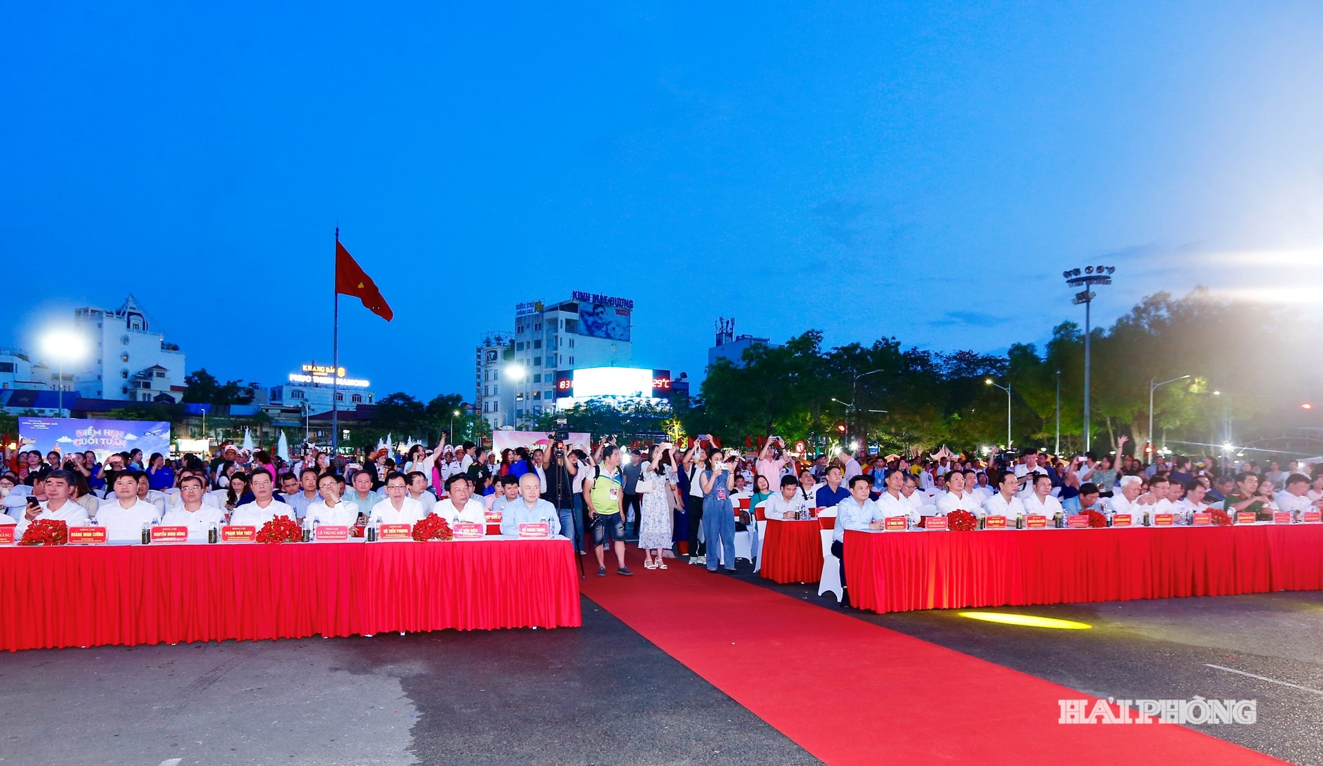 Đồng chí Lê Ngọc Châu, Uỷ viên Trung ương Đảng, Bí thư Thành ủy cùng các đồng chí lãnh đạo thành phố cùng các địa biểu dự lễ khai mạc.