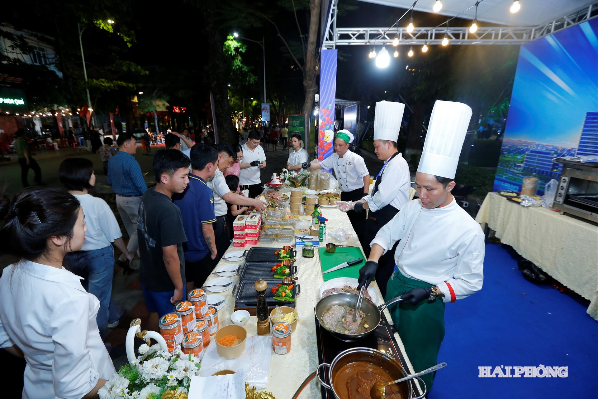 Vừa trài nghiệm văn hoá-nghệ thuật vừa thưởng thức ẩm thực đặc trưng khi đến với Lễ hội Hoa Phượng Đỏ-Hải Phòng năm 2026
