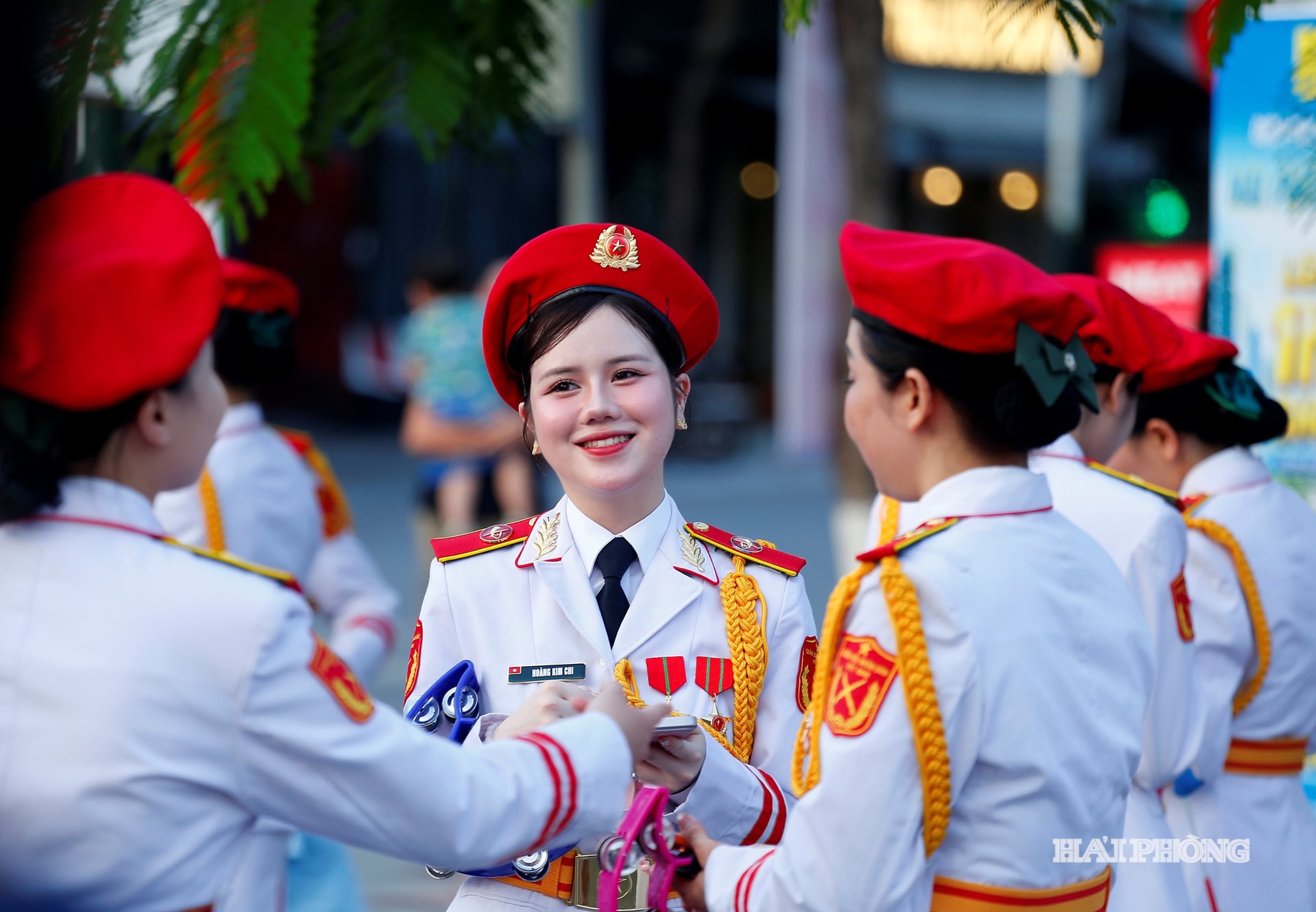 Sáng ngời và duyên dáng nữ Quân nhân đoàn Văn công và Nghi lễ Quân nhạc (Quân khu Ba).