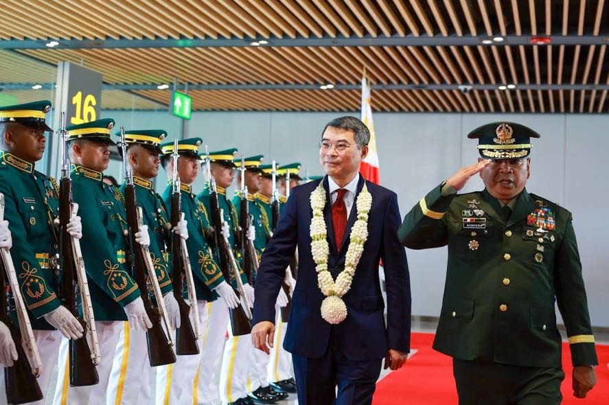 Thủ tướng Lê Minh Hưng tới Philippines tham dự Hội nghị Cấp cao ASEAN 48- Ảnh 2. Thủ tướng Lê Minh Hưng tới Philippines tham dự Hội nghị Cấp cao ASEAN 48- Ảnh 2.