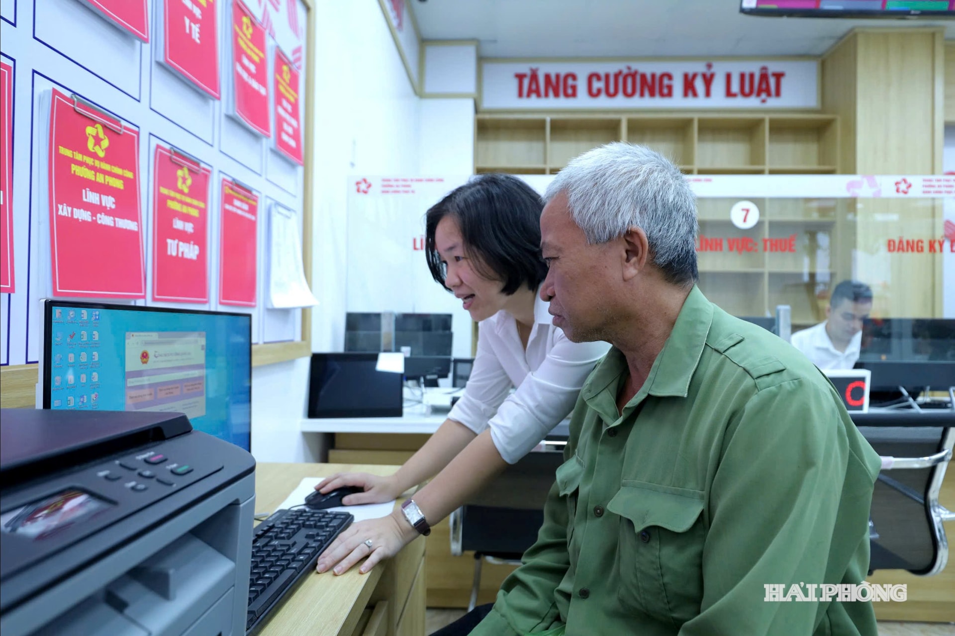 Thực hiện mô hình, cán bộ Trung tâm Phục vụ hành chính công, Công an phường An Phong sẽ hướng dẫn, hỗ trợ người dân nhập thông tin trên hệ thống điện tử, in biểu mẫu để người dân kiểm tra và ký xác nhận.