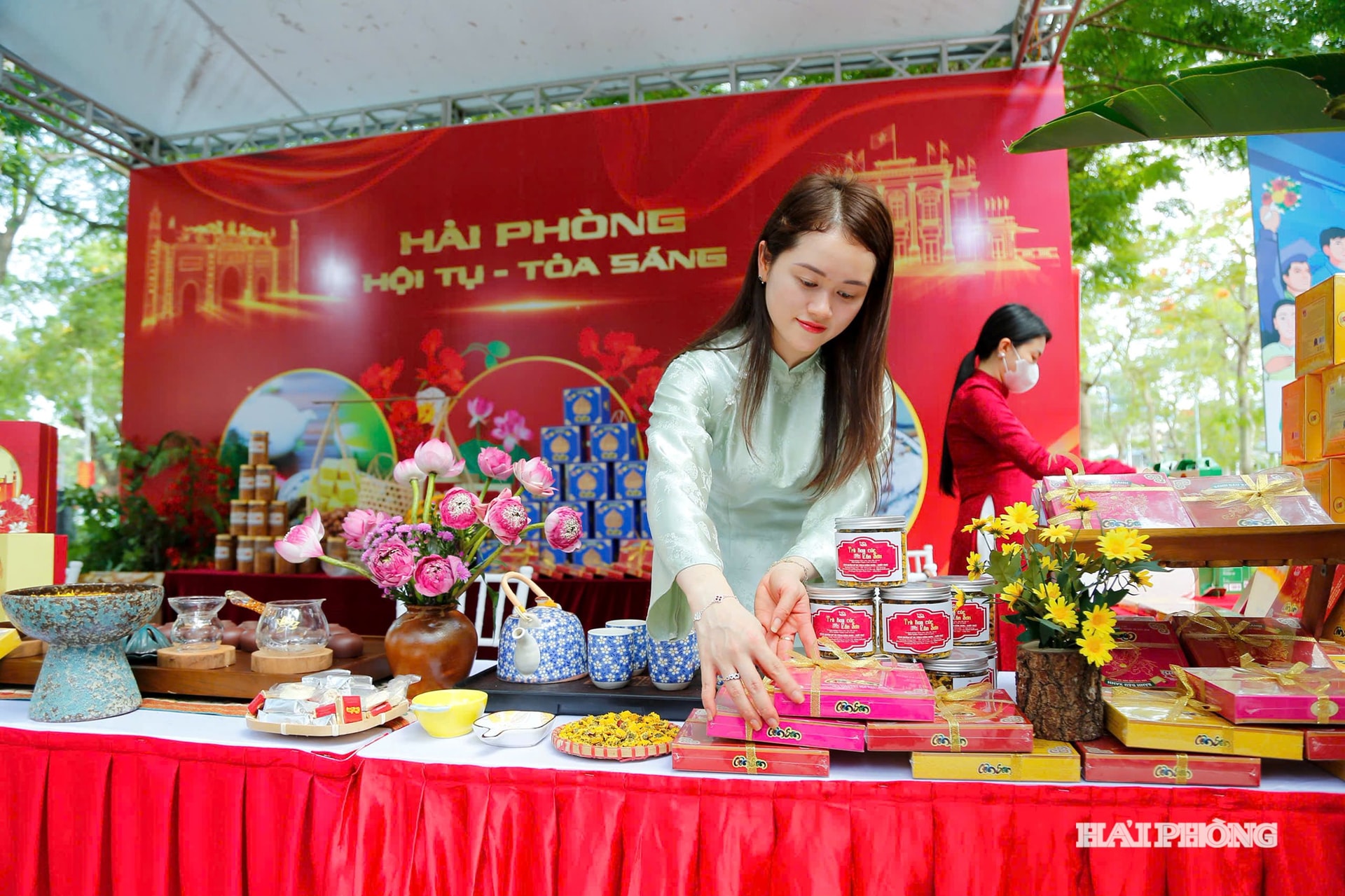 Bên cạnh các hoạt động nghệ thuật, những gian trưng bày và trải nghiệm văn hoá ẩm thực với những sản phẩm đặc trưng của 