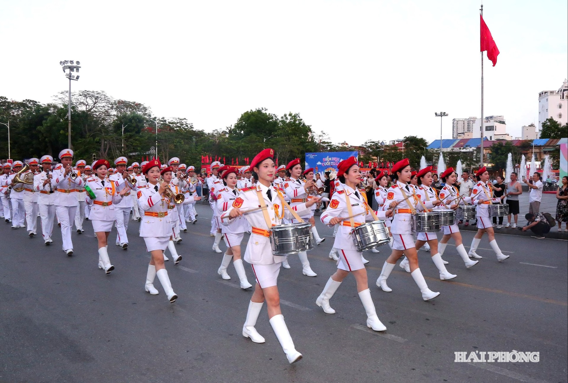Đoàn Văn công và Đội Nghi lễ Quân nhạc thuộc Bộ Tham mưu Quân khu 3 bước chân nhịp nhàng cùng âm vang hùng tráng của tiếng kèn, tiếng trống