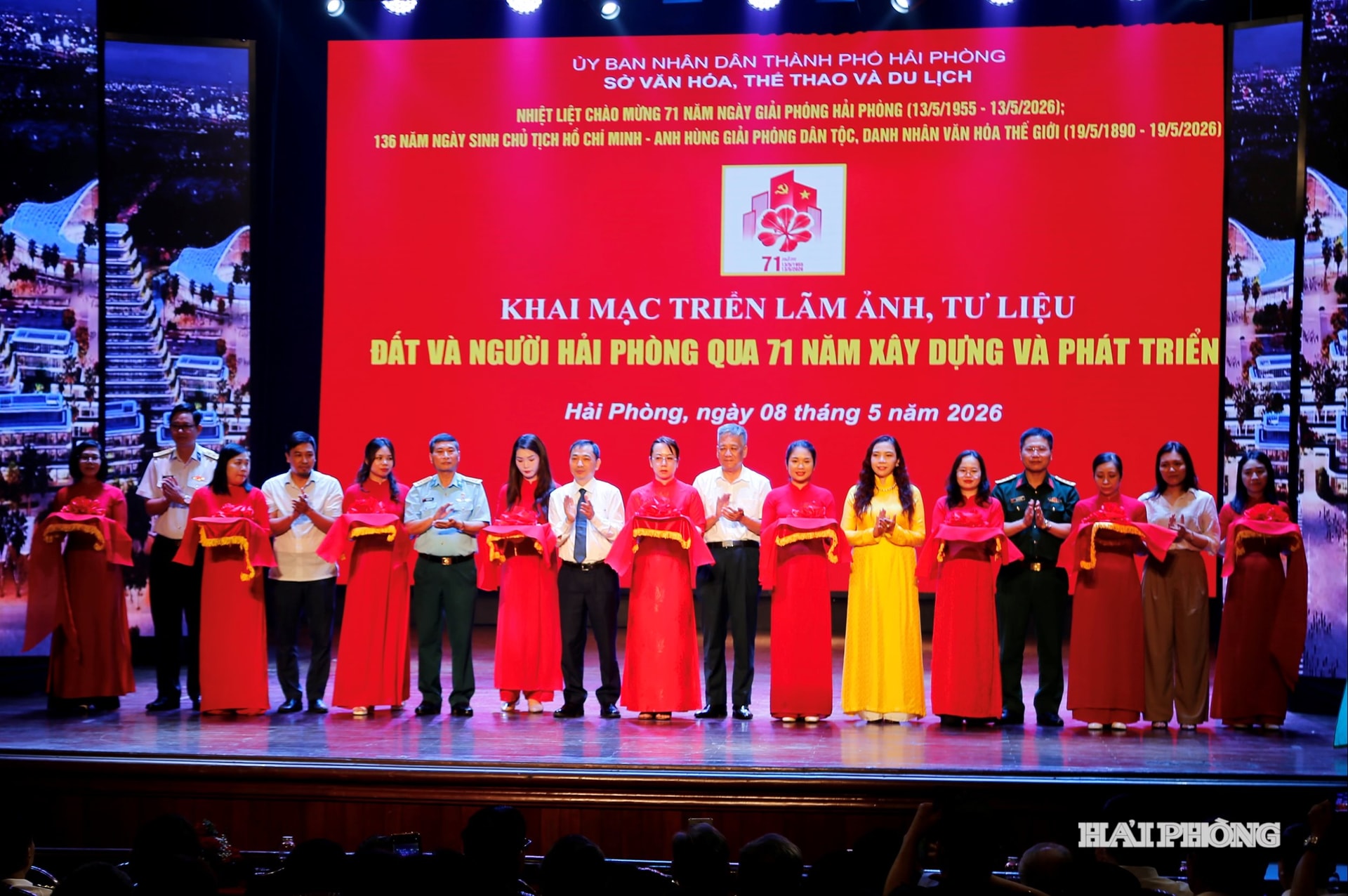 Ban tổ chức và các đại biểu cắt băng khai mạc triển lãm ảnh, tư liệu 