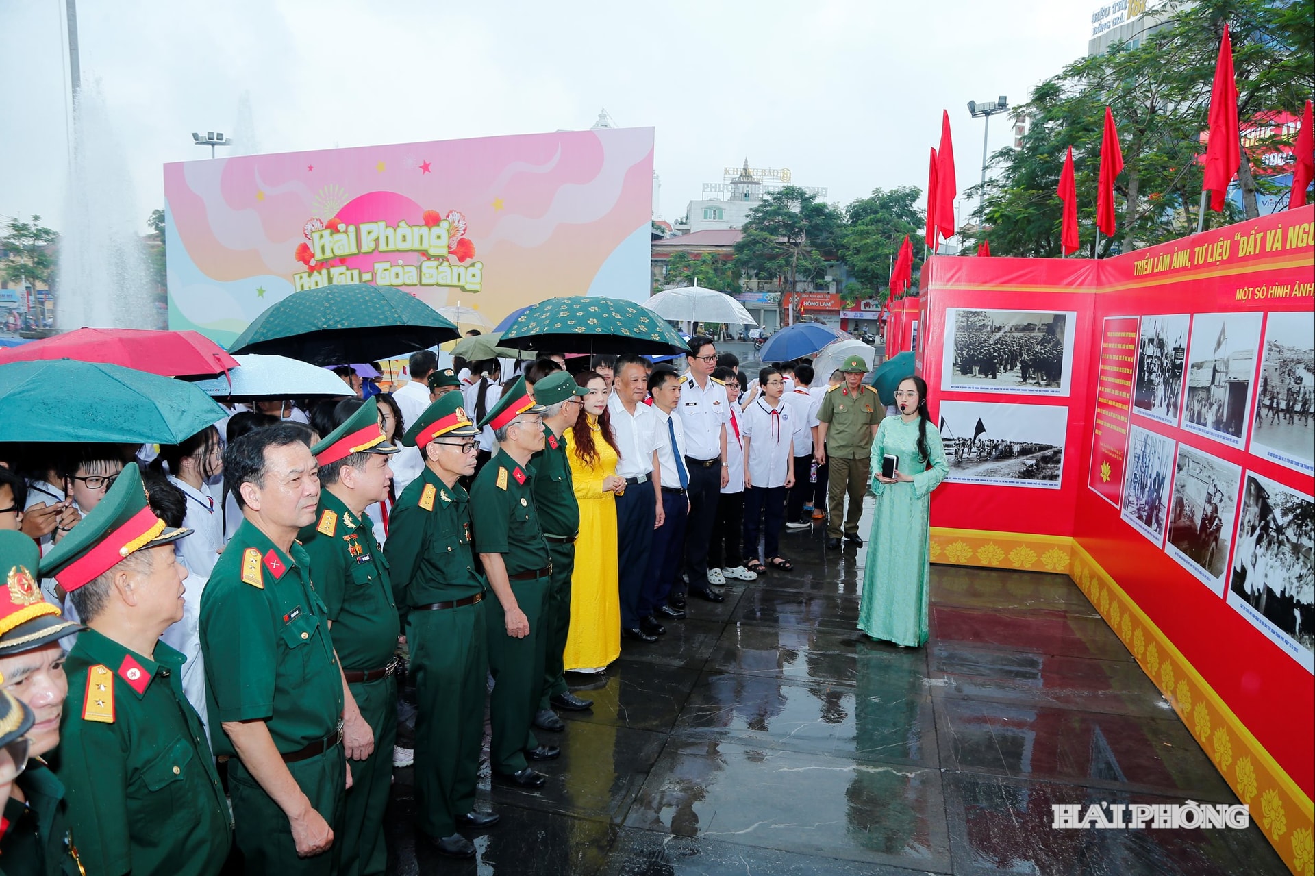 Các đại biểu cùng quần chúng nhân dân xem các gian trưng bày triển lãm ảnh, tư liệu 
